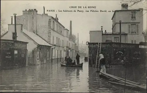 Ak Paris XVI., Crue de la Seine, Les habitants de Passy, rue Félicien David, en bateau, Café