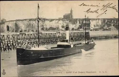 Ak Dieppe Seine Maritime, Hafen, Handelsdampfer bei der Abfahrt