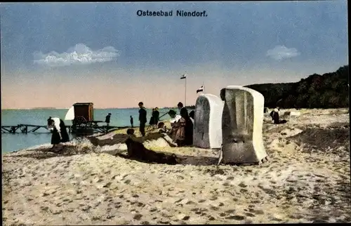 Ak Niendorf Timmendorfer Strand Ostholstein, Strandpartie, Strandkörbe, Besucher, Meer