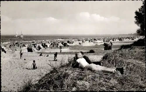 Ak Ostseebad Scharbeutz in Holstein, Strand, Badegäste, Segelboote, Strandkörbe