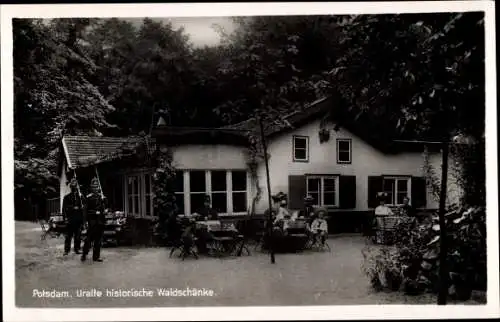 Ak Potsdam in Brandenburg, Uralte historische Waldschänke Der Landsmann, Soldaten