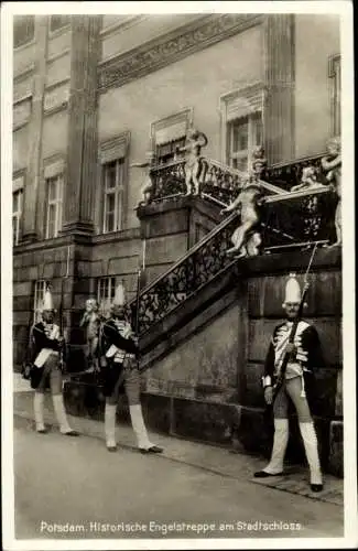 Ak Potsdam in Brandenburg, Historische Engelstreppe am Stadtschloss, Wachen