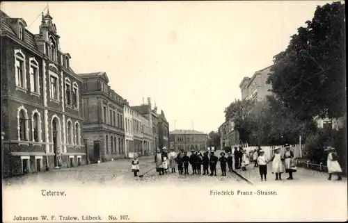 Ak Teterow in Mecklenburg, Friedrich Franz Straße, Gruppenportrait Kinder
