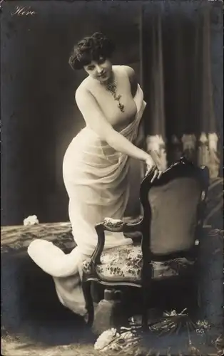 Foto Ak Hero, Frau in engem Oberteil und durchsichtigem Tuch