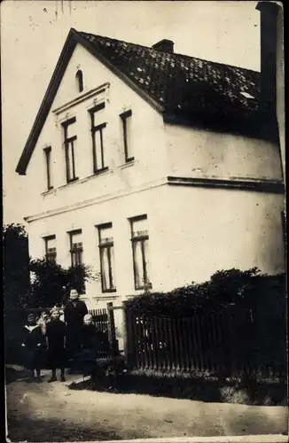 Foto Ak Oldenburg im Großherzogtum Oldenburg, Frau mit Kindern vor einem Wohnhaus