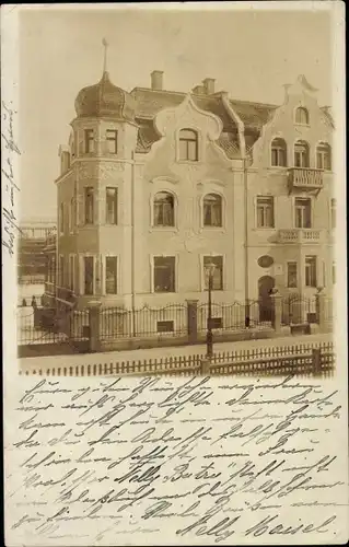 Foto Ak Augsburg in Schwaben, Straßenpartie mit Wohnhaus