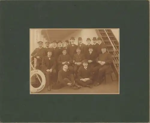 Passepartout Foto Gruppenaufnahme von Männern in Anzügen an Deck eines Dampfers, Seeleute