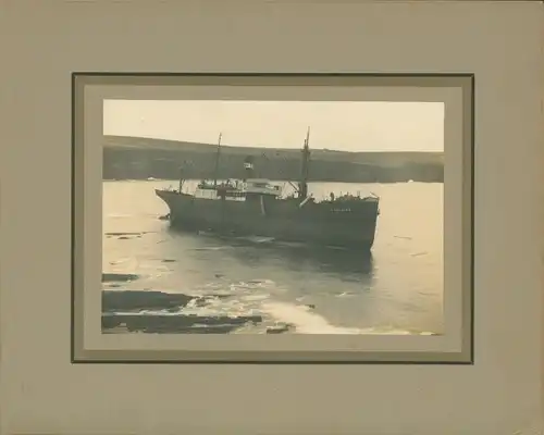 Passepartout Foto Dampfer Curslack, Reederei Schlüter & Maack, gestrandet vor Orkney 1927