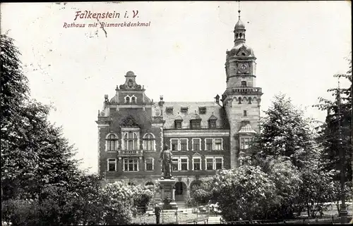 Ak Falkenstein im Vogtland Sachsen, Rathaus mit Bismarckdenkmal