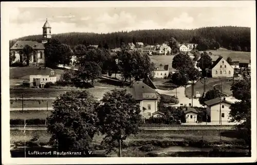 Ak Rautenkranz im Vogtland, Teilansicht, Bahnhof, Kirche