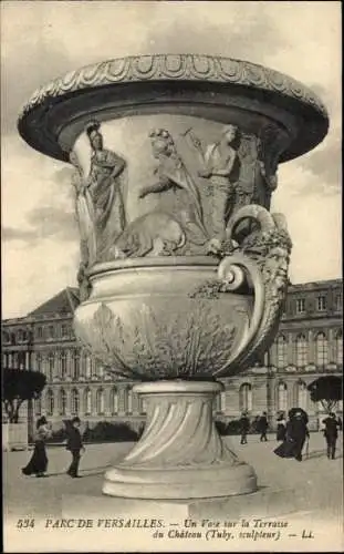 Ak Versailles Yvelines, Park, Eine Vase auf der Terrasse des Schlosses