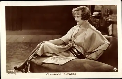 Ak Schauspielerin Constance Talmadge, Portrait auf der Couch