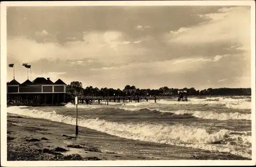 Ak Travemünde Lübeck, Strand, Wellengang, Flaggen