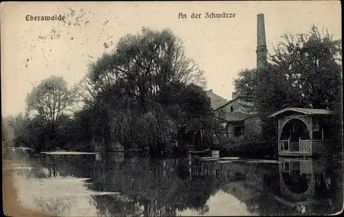 Ak Eberswalde im Kreis Barnim, An der Schwärze, Schornstein