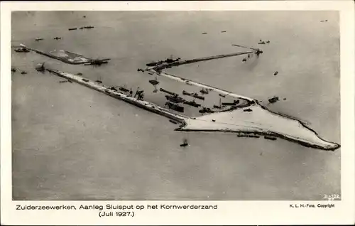 Ak Kornwerderzand Friesland Niederlande, Bau der Schleuse Juli 1927, Fliegeraufnahme KLM