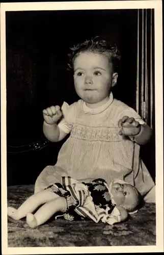 Ak Prinzessin Marijke der Niederlande, Sitzportrait mit Puppe, Het Loo 1948