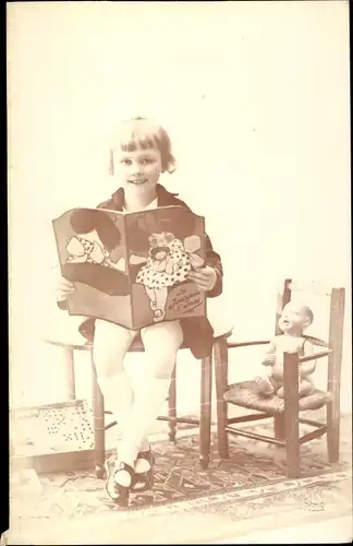 Foto Ak Portrait von einem Mädchen mit Buch, Puppe