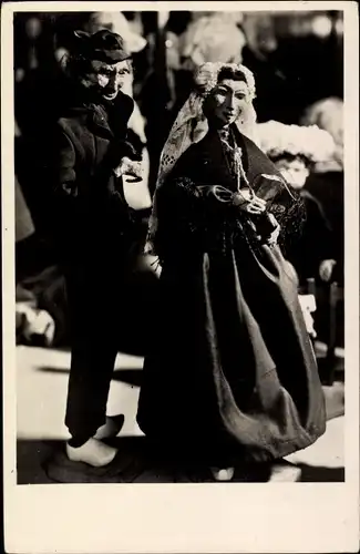 Ak Apeldoorn Gelderland Niederlande, Internationale Puppenausstellung, Puppen in Tracht aus Brabant