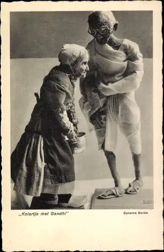 Ak Puppen, alte Frau und Gandhi