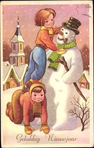 Ak Glückwunsch Neujahr, Kinder bauen einen Schneemann, Schneefall