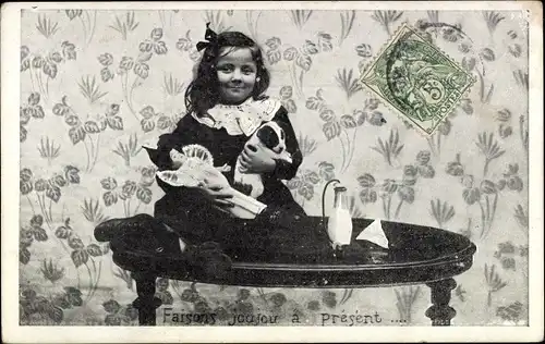 Ak Mädchen mit Puppe und Hundewelpe