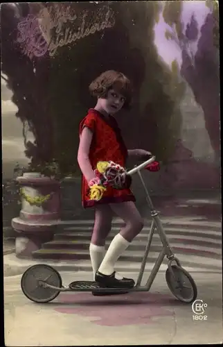 Ak Glückwunsch Geburtstag, Mädchen mit Blumenstrauß auf einem Roller