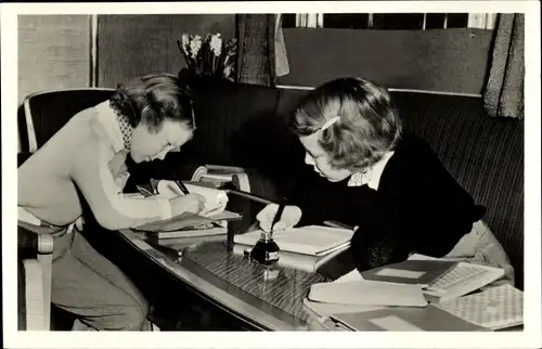 Ak Prinzessin Beatrix und Irene bei Hausaufgaben, St. Anton 1950