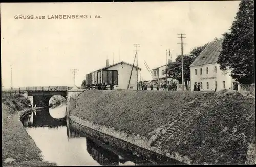 Ak Langenberg Glaubitz in Sachsen, Bahnhof, Güterwaggons