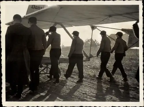 Foto Männer mit Segelflugzeugen