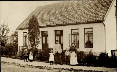 Foto Ak Oldenburg im Großherzogtum Oldenburg, Familienbild, Wohnhaus, Jahr 1918