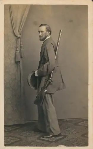 Foto Mann mit Gewehr, Standportrait