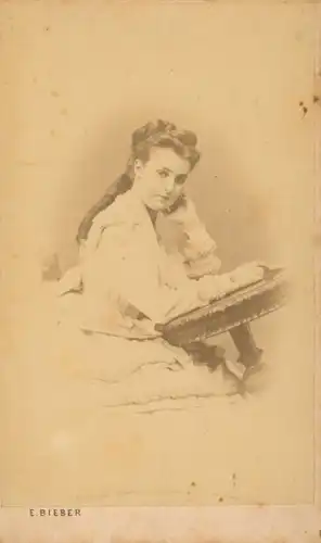 CdV Hamburg, Portrait einer jungen Frau