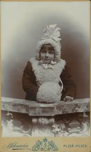 CdV Plzeň Pilsen Stadt, Mädchen im Wintermantel mit Muff, Portrait