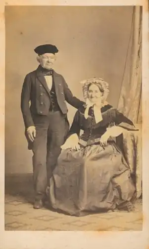 CdV Hamburg, Portrait von einem Paar in Trachten