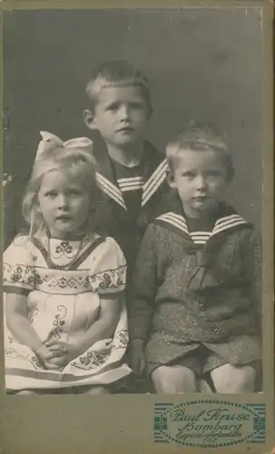 CdV Hamburg, Zwei Jungen mit Matrosenkragen und ein Mädchen, Portrait