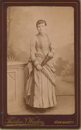 CdV Česká Kamenice Böhmisch Kamnitz Region Aussig, Standportrait einer Frau