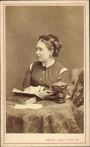 CdV Victoria, Kronprinzessin von Preußen, Mutter von Kaiser Wilhelm II., Portrait