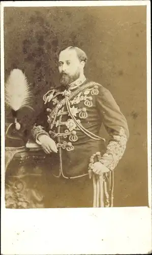 CdV König Eduard VII von Großbritannien, Portrait in Husarenuniform, Orden