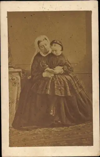 CdV Prinzessin Beatrice mit Königin Victoria, Portrait