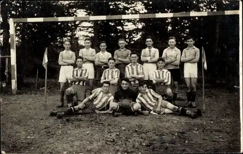 Foto Ak Fußball, Mannschaft vor dem Tor, Gruppenaufnahme