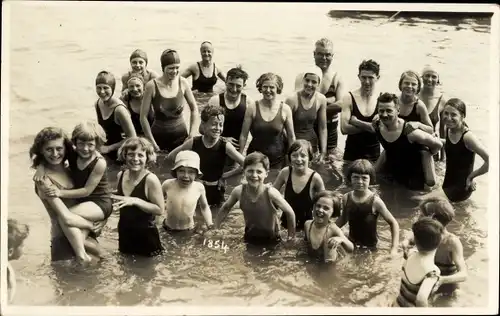 Foto Ak Gruppenaufnahme, Personen in Badeanzügen