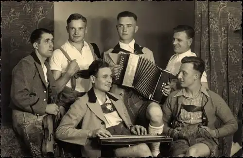 Foto Ak Männer in bayrischen Trachten mit Musikinstrumenten, Gruppenaufnahme 1936