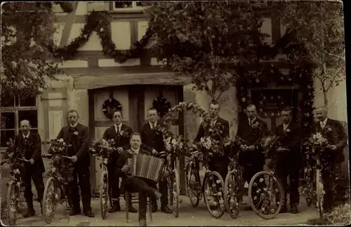 Foto Ak Männer mit Fahrrädern und Akkordeon, Gruppenaufnahme