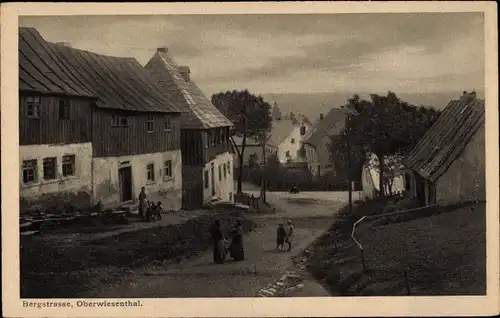 Ak Oberwiesenthal im Erzgebirge Sachsen, Bergstraße, Häuser, Anwohner