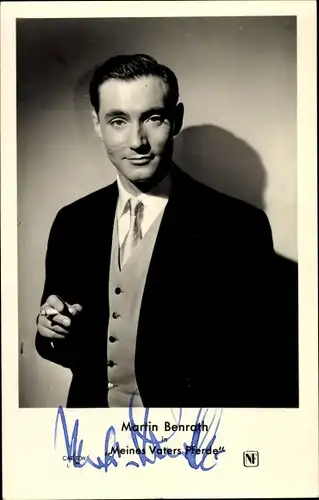 Ak Schauspieler Martin Benrath, Portrait mit Zigarette, Meines Vaters Pferde, Autogramm