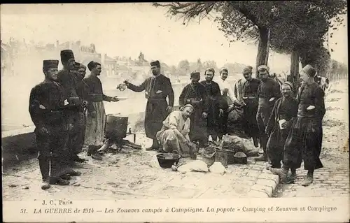 Ak Zuaven und Tirailleure kochen Suppe, 1914, Französische Soldaten, I WK