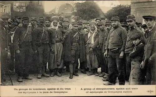 Ak Compiegne Oise, Eine Gruppe von Schützen, Spahis und Zugpersonal am Bahnhof