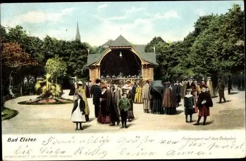 Ak Bad Elster im Vogtland, Frühkonzert, Badeplatz, Passanten, Kirchturm