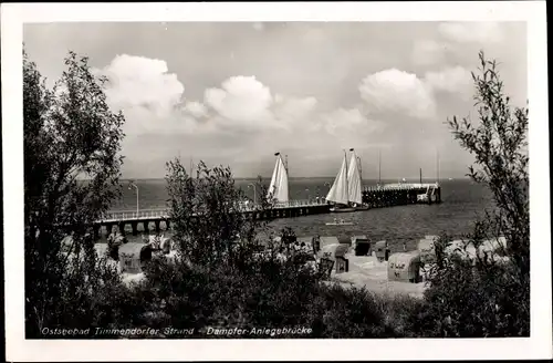 Ak Timmendorfer Strand in Ostholstein, Strand bei der Dampfer Anlegebrücke, Segelboote