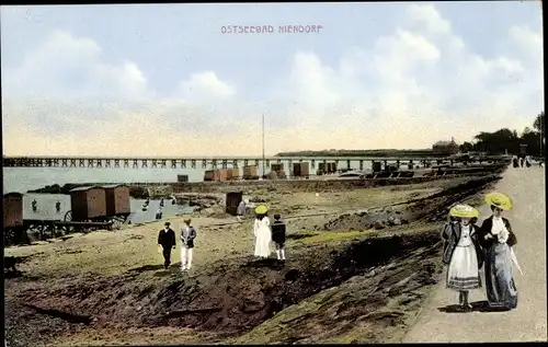 Ak Niendorf Schleswig Holstein, Brücke, Passanten, Promenade